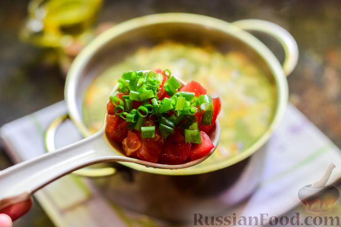 Фото приготовления рецепта: Суп с курицей, грибами и помидорами - шаг №10