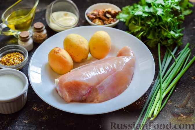 Фото приготовления рецепта: Салат с курицей, абрикосами и грецкими орехами - шаг №1
