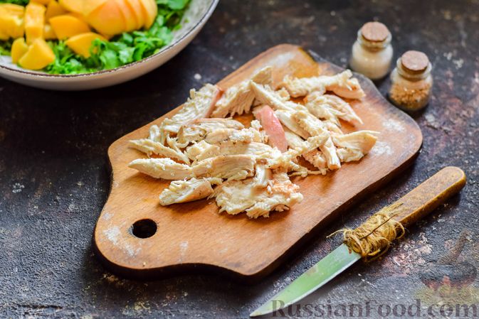Фото приготовления рецепта: Салат с курицей, абрикосами и грецкими орехами - шаг №9
