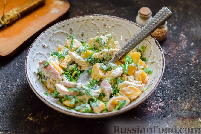 Фото приготовления рецепта: Салат с курицей, абрикосами и грецкими орехами - шаг №11