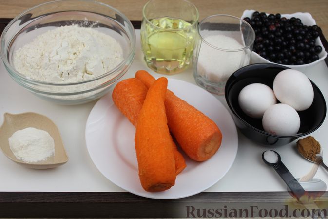 Фото приготовления рецепта: Морковные маффины с чёрной смородиной и корицей - шаг №1