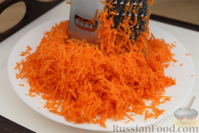Фото приготовления рецепта: Морковные маффины с чёрной смородиной и корицей - шаг №3