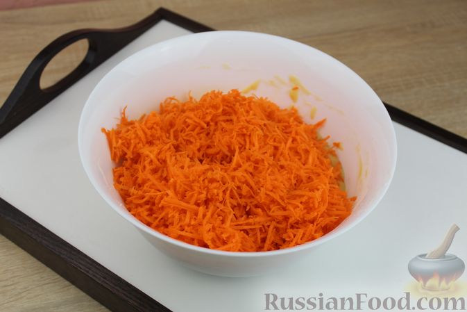 Фото приготовления рецепта: Морковные маффины с чёрной смородиной и корицей - шаг №9