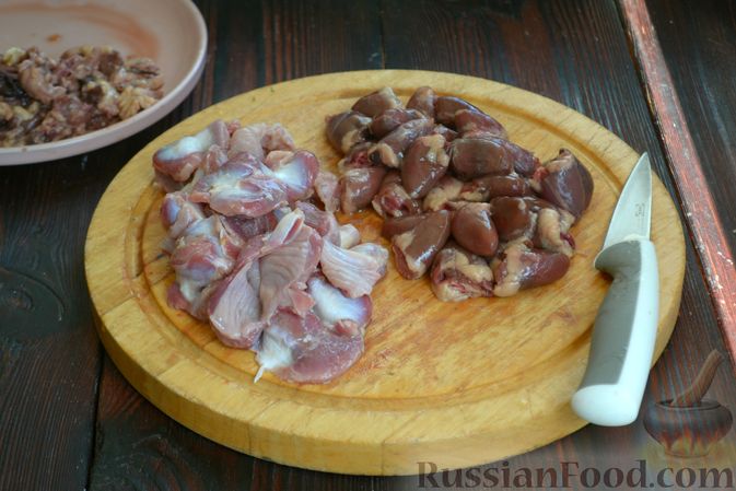 Фото приготовления рецепта: Суп с куриными потрошками, шампиньонами и клецками - шаг №2