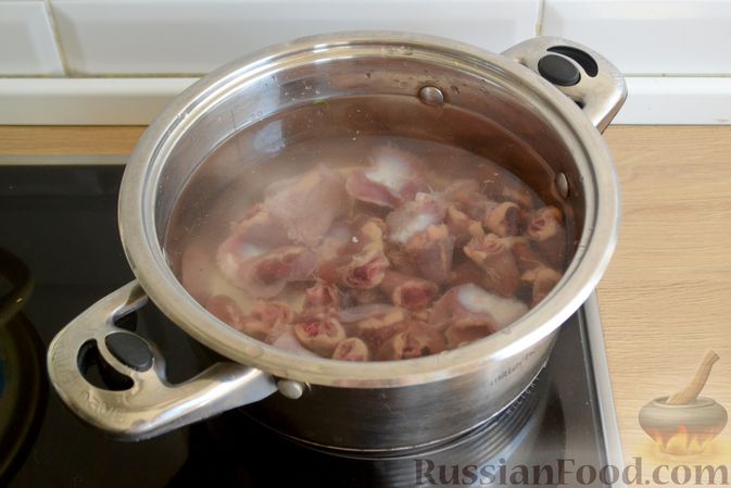 Фото приготовления рецепта: Суп с куриными потрошками, шампиньонами и клецками - шаг №3