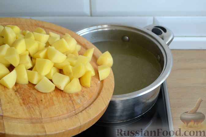 Фото приготовления рецепта: Суп с куриными потрошками, шампиньонами и клецками - шаг №8