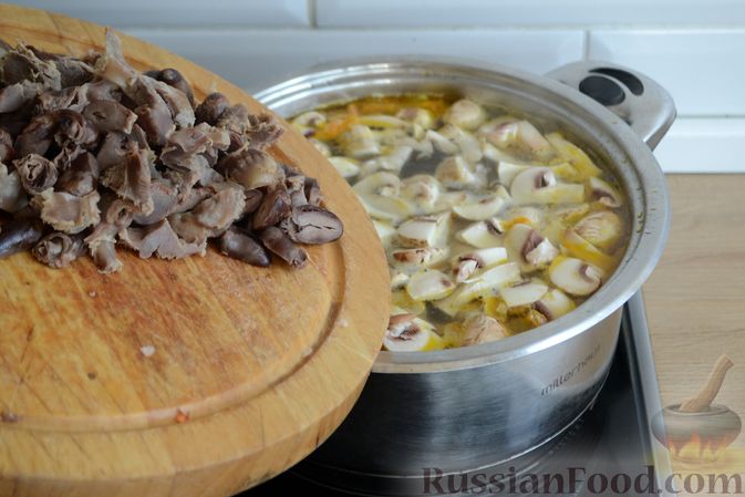 Фото приготовления рецепта: Суп с куриными потрошками, шампиньонами и клецками - шаг №13