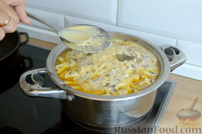 Фото приготовления рецепта: Суп с куриными потрошками, шампиньонами и клецками - шаг №16