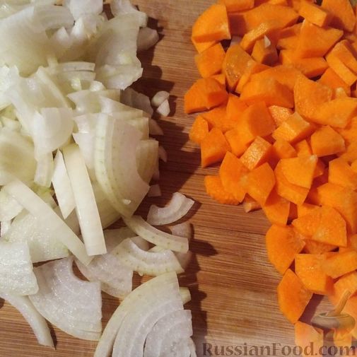 Фото приготовления рецепта: Минтай, запечённый с морковью и луком - шаг №1