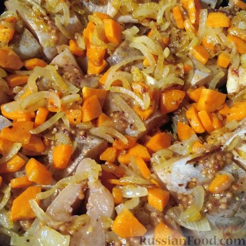 Фото приготовления рецепта: Минтай, запечённый с морковью и луком - шаг №3