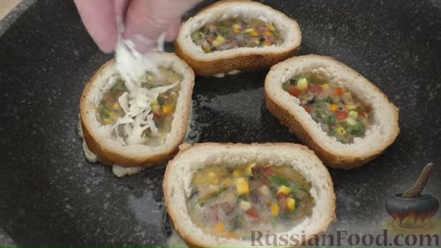 Фото приготовления рецепта: Гренки с начинкой из овощей, грибов и сыра - шаг №4