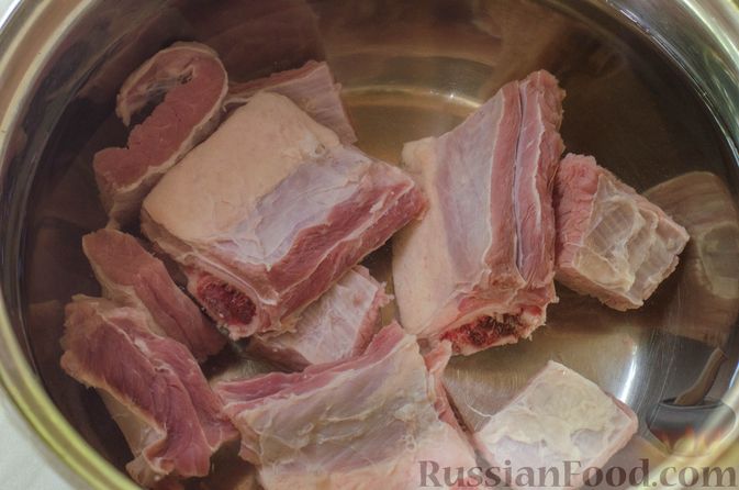 Фото приготовления рецепта: Суп с говяжьими рёбрами и молодой капустой - шаг №3