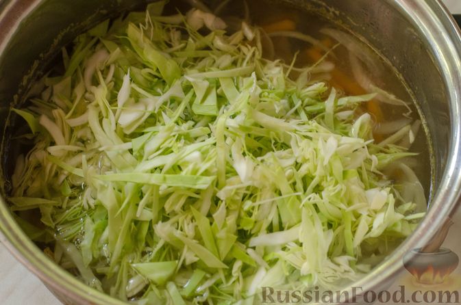 Фото приготовления рецепта: Суп с говяжьими рёбрами и молодой капустой - шаг №11