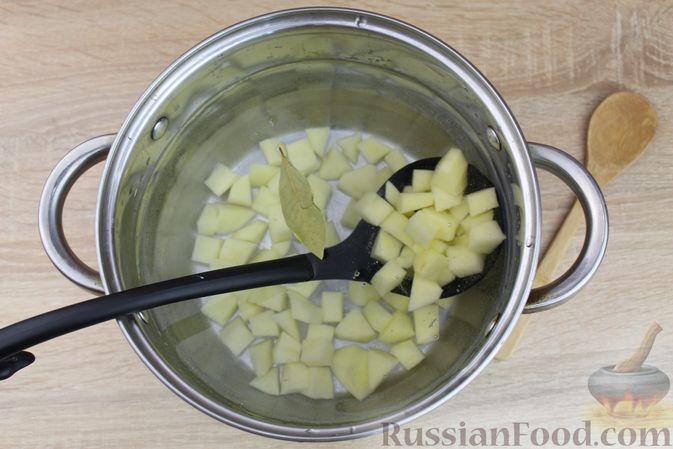 Фото приготовления рецепта: Суп с баклажанами, копчёной курицей и сладким перцем - шаг №3