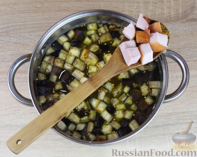 Фото приготовления рецепта: Суп с баклажанами, копчёной курицей и сладким перцем - шаг №7