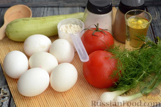 Фото приготовления рецепта: Яичница с кабачками, помидорами и зеленью - шаг №1