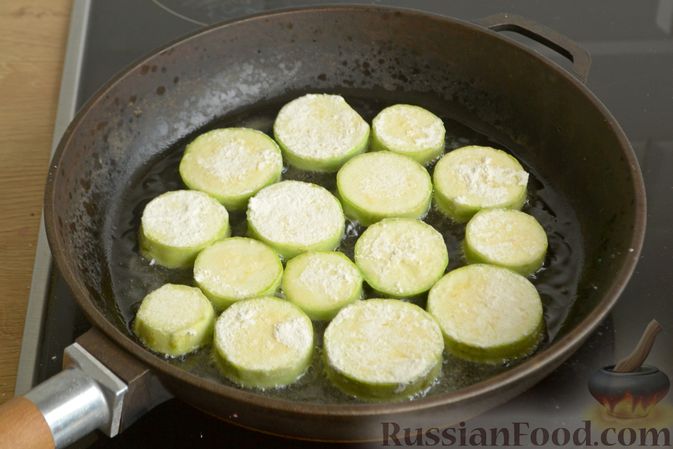 Фото приготовления рецепта: Яичница с кабачками, помидорами и зеленью - шаг №4