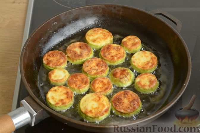 Фото приготовления рецепта: Яичница с кабачками, помидорами и зеленью - шаг №6