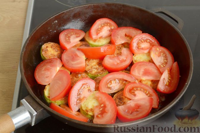 Фото приготовления рецепта: Яичница с кабачками, помидорами и зеленью - шаг №7
