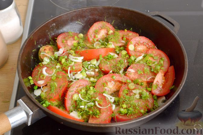 Фото приготовления рецепта: Яичница с кабачками, помидорами и зеленью - шаг №9