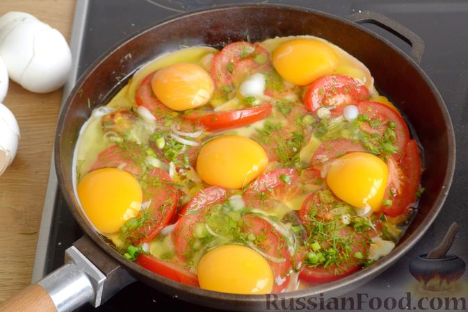 Фото приготовления рецепта: Яичница с кабачками, помидорами и зеленью - шаг №10