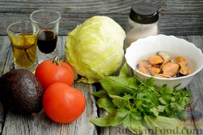 Фото приготовления рецепта: Салат с авокадо, помидорами и мидиями - шаг №1