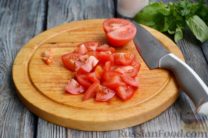 Фото приготовления рецепта: Салат с авокадо, помидорами и мидиями - шаг №4