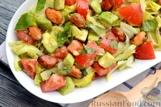 Фото приготовления рецепта: Салат с авокадо, помидорами и мидиями - шаг №10