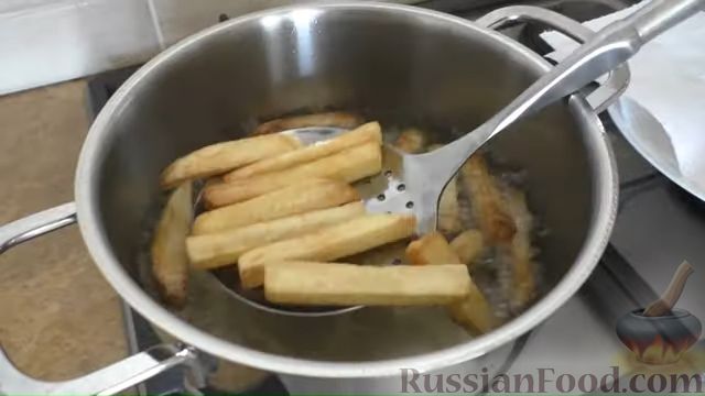 Фото приготовления рецепта: Картофель фри в домашних условиях - шаг №4