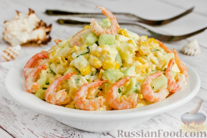 Фото к рецепту: Салат с креветками, рисом, кукурузой и огурцами