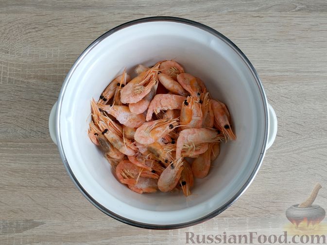 Фото приготовления рецепта: Салат с креветками, рисом, кукурузой и огурцами - шаг №4
