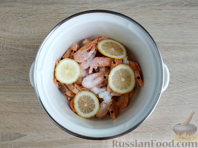 Фото приготовления рецепта: Салат с креветками, рисом, кукурузой и огурцами - шаг №5