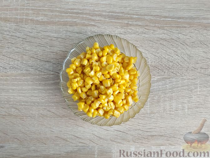 Фото приготовления рецепта: Салат с креветками, рисом, кукурузой и огурцами - шаг №11
