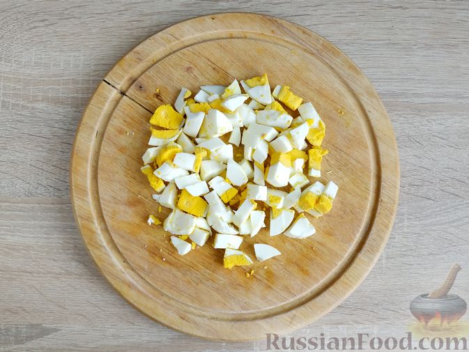 Фото приготовления рецепта: Салат с креветками, рисом, кукурузой и огурцами - шаг №8