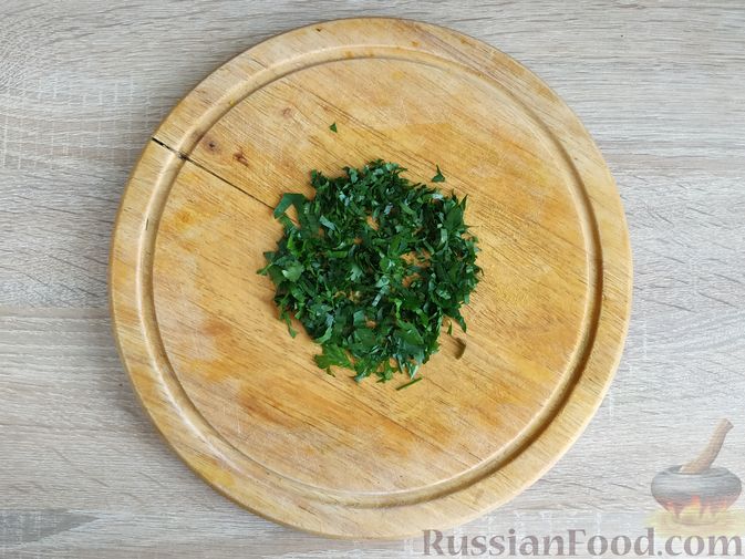 Фото приготовления рецепта: Салат с креветками, рисом, кукурузой и огурцами - шаг №10