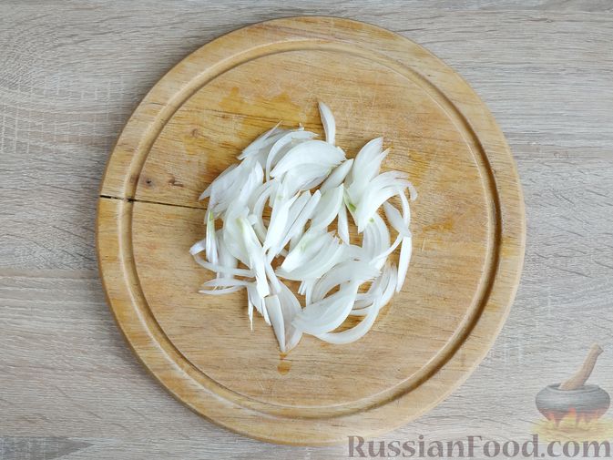 Фото приготовления рецепта: Скумбрия, маринованная с помидорами, луком и соевым соусом - шаг №2