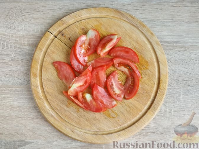 Фото приготовления рецепта: Скумбрия, маринованная с помидорами, луком и соевым соусом - шаг №4