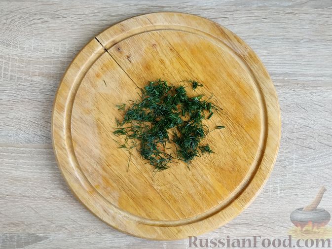 Фото приготовления рецепта: Скумбрия, маринованная с помидорами, луком и соевым соусом - шаг №5