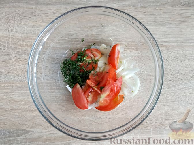Фото приготовления рецепта: Скумбрия, маринованная с помидорами, луком и соевым соусом - шаг №6