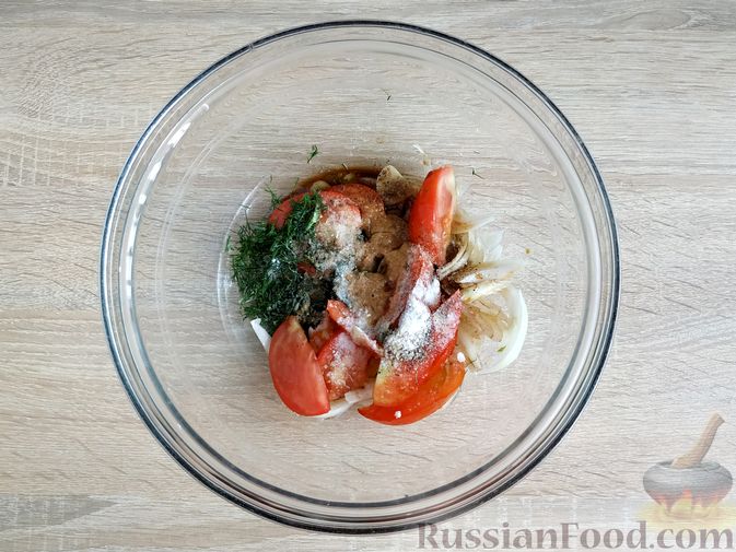 Фото приготовления рецепта: Скумбрия, маринованная с помидорами, луком и соевым соусом - шаг №7