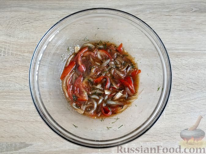 Фото приготовления рецепта: Скумбрия, маринованная с помидорами, луком и соевым соусом - шаг №8
