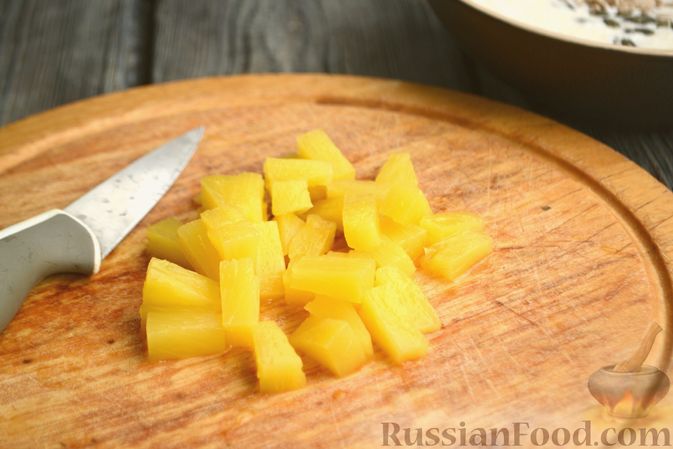 Фото приготовления рецепта: Ленивая овсянка с ананасом, кокосовой стружкой и семечками - шаг №3