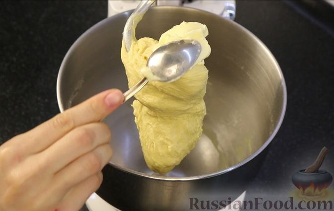 Фото приготовления рецепта: Плетёнка с орехами и варёной сгущёнкой - шаг №3