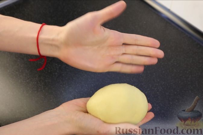 Фото приготовления рецепта: Плетёнка с орехами и варёной сгущёнкой - шаг №4