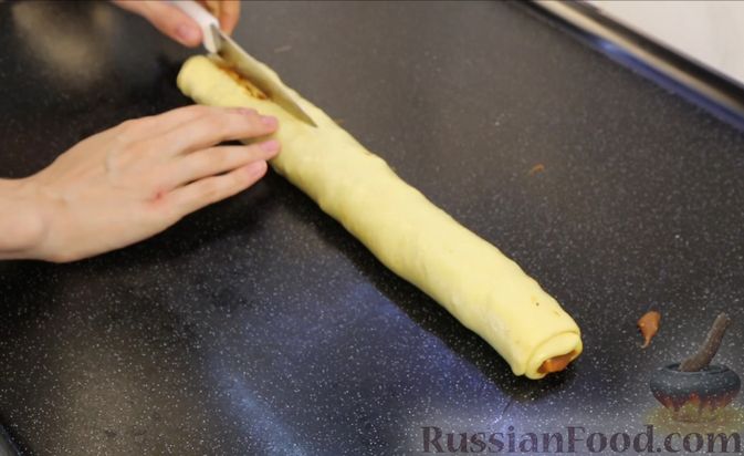 Фото приготовления рецепта: Плетёнка с орехами и варёной сгущёнкой - шаг №12