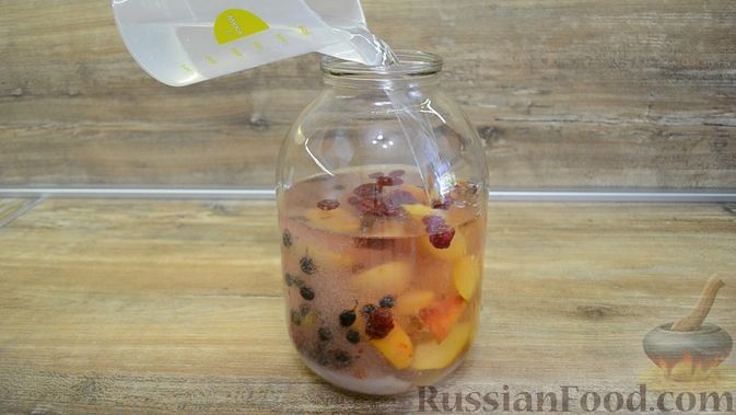 Фото приготовления рецепта: Домашний ферментированный ягодно-фруктовый лимонад - шаг №3
