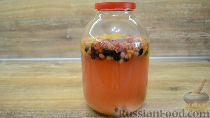 Фото приготовления рецепта: Домашний ферментированный ягодно-фруктовый лимонад - шаг №5