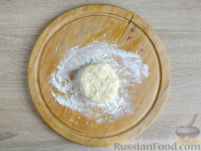 Фото приготовления рецепта: Сырники с вишнёвой начинкой - шаг №9