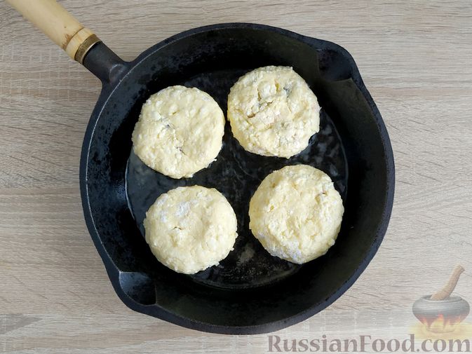 Фото приготовления рецепта: Сырники с вишнёвой начинкой - шаг №11