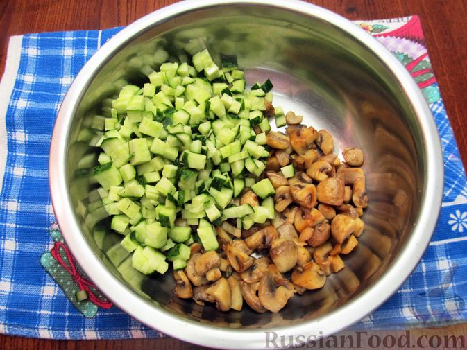Фото приготовления рецепта: Холодник на кефире, с жареными грибами - шаг №11